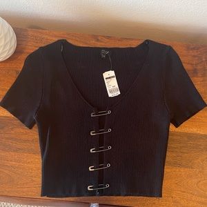 Size S/M Black Crop Top w Paperclip Accents 🖤